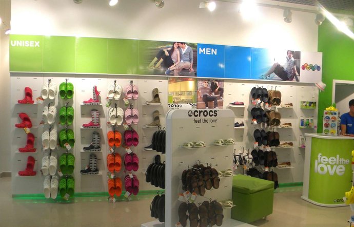Фото магазина для детей Crocs Фотография детского магазина Crocs