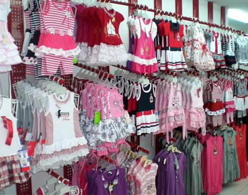 Детская одежда на рынке