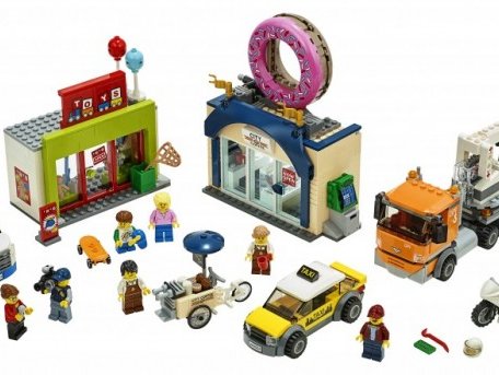 Конструктор Lego City Town Открытие магазина по продаже пончиков