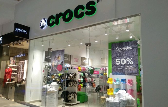 Фото магазина для детей Crocs Фотография детского магазина Crocs