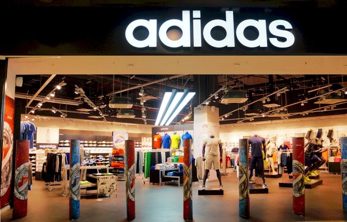 Фото магазина для детей Adidas в ТЦ Мега Фотография детского магазина Adidas в ТЦ Мега